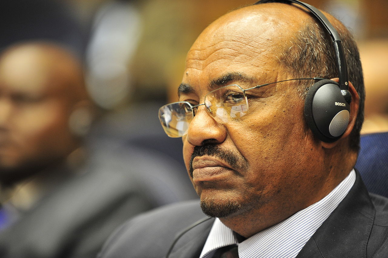 Omar al-Bashir, ex presidente del Sudan, ascolta un discorso durante l'apertura della 20a sessione di The New Partnership for Africa's Development ad Addis Abeba, Etiopia, 31 gennaio 2009. (Foto della Marina USA di Jesse B. Awalt )